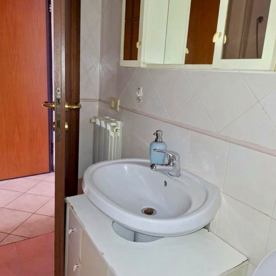 Baño con lavabo y espejo
