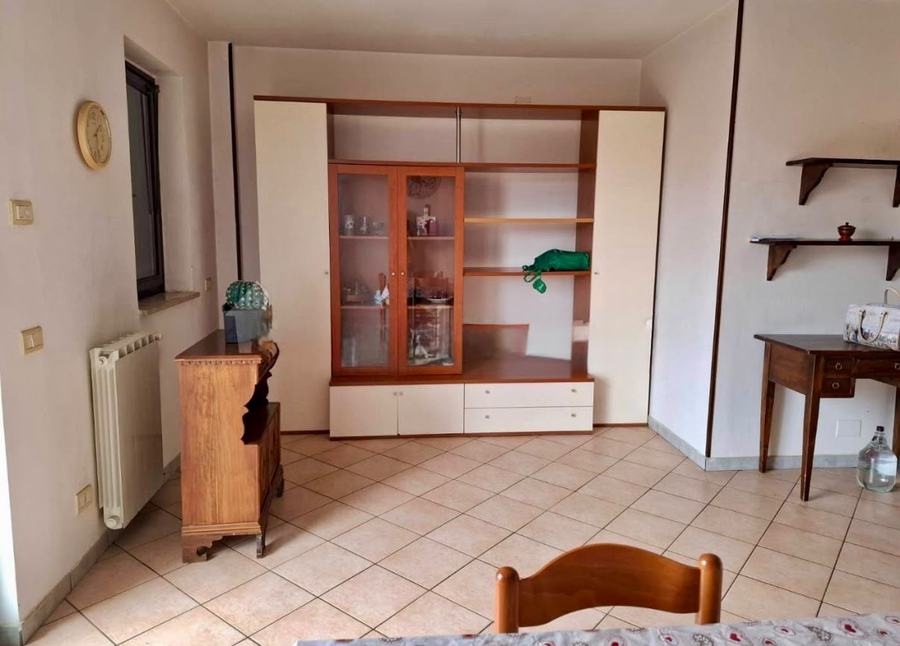 Salón con mueble y radiador