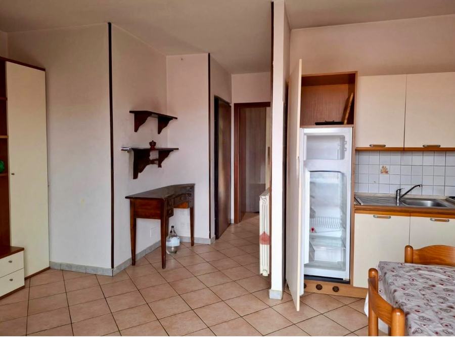 Cocina abierta y pasillo hacia el dormitorio