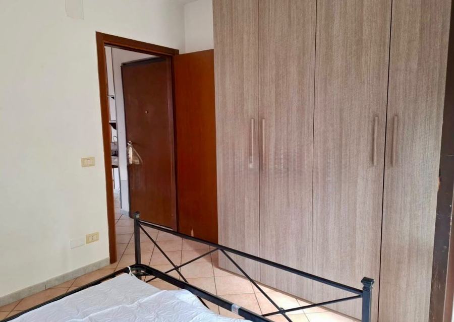 Dormitorio con armario empotrado