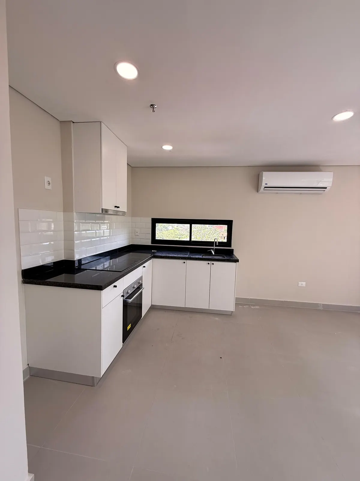 Cucina vista dal soggiorno, AO-022