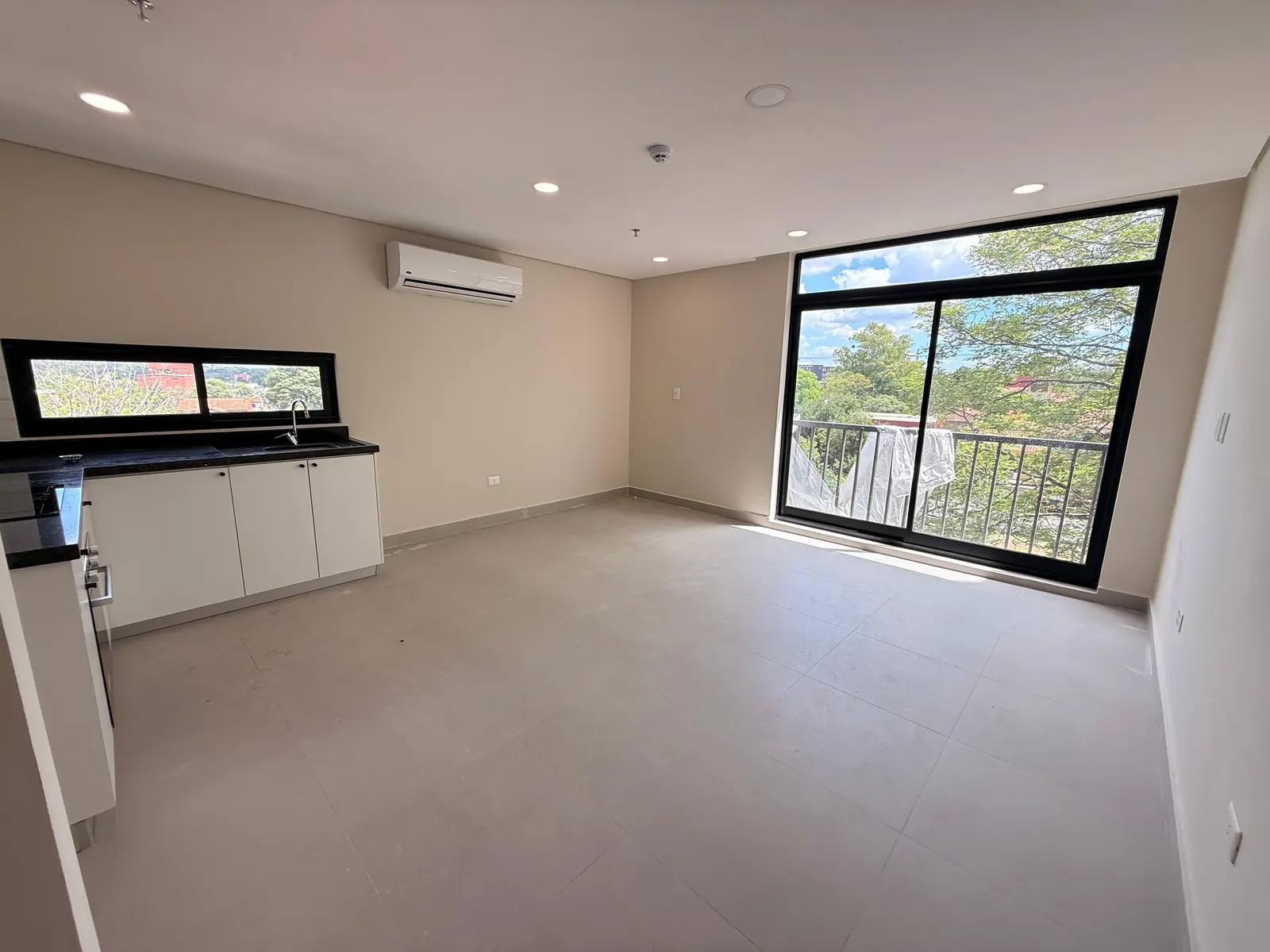 Soggiorno con balcone, AO-022