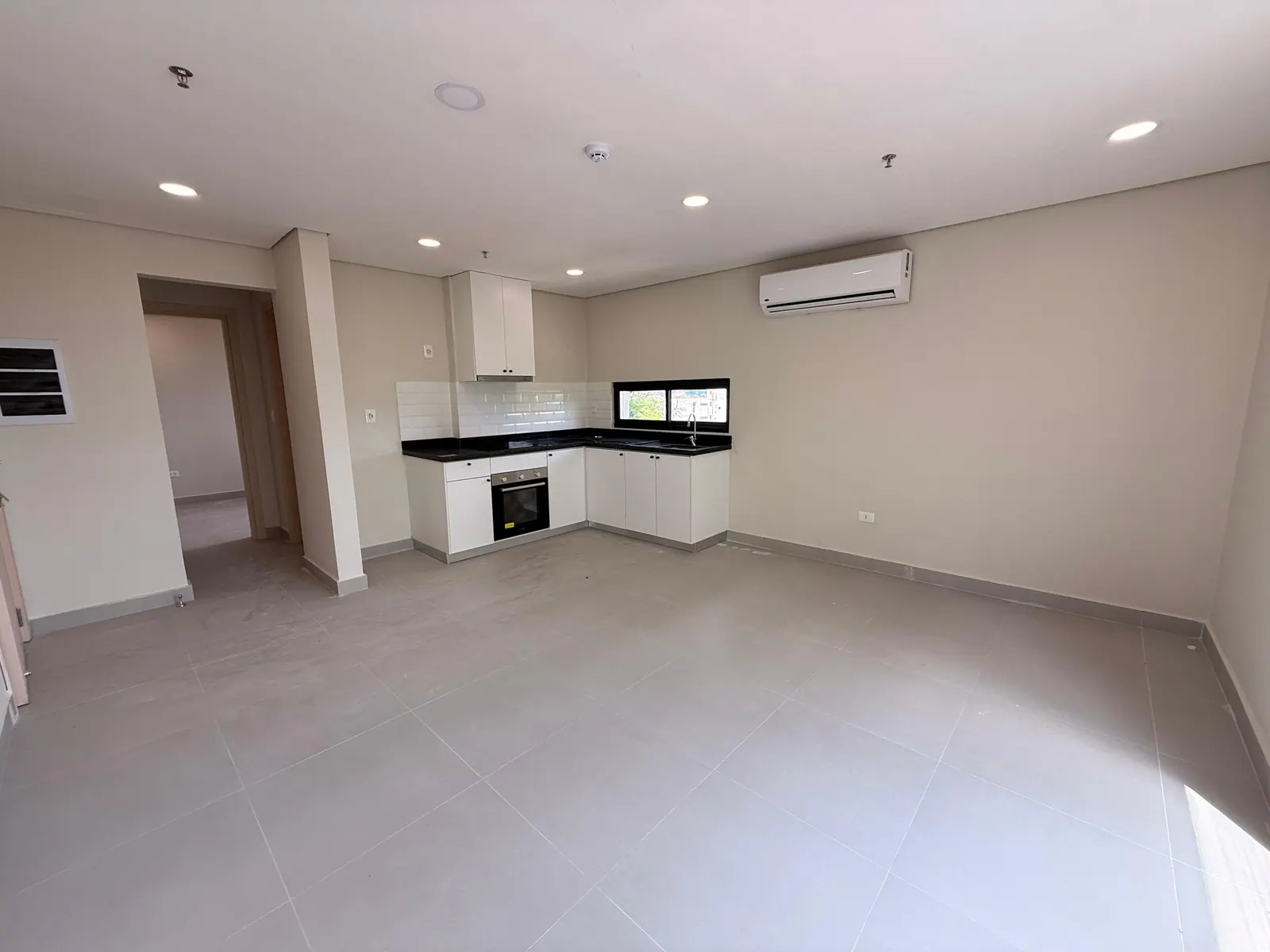 Soggiorno con cucina a vista, AO-022