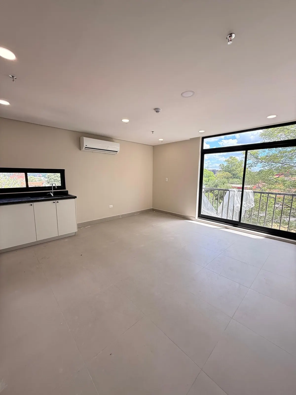Soggiorno, lato balcone, AO-022
