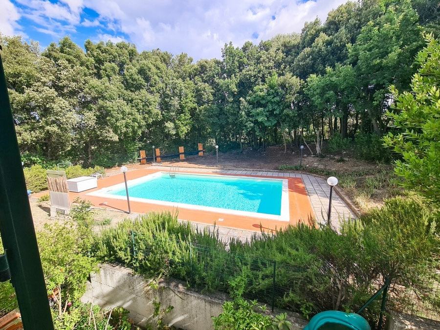 La residenza e la piscina condominiale dall'alto